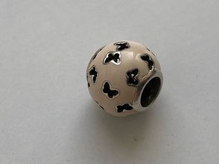 Charm Pandora con mariposas