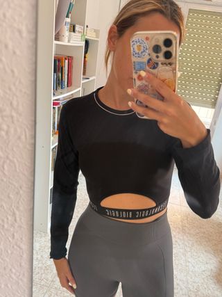 Top deportivo negro con abertura