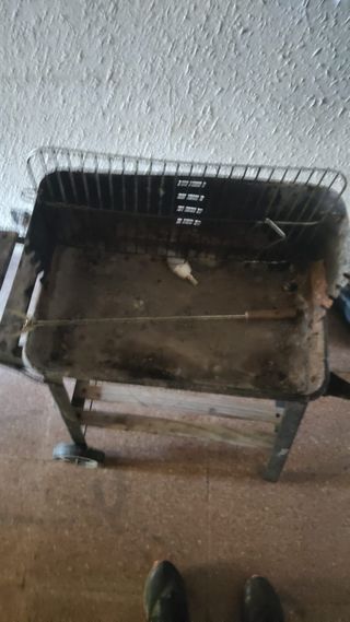 Barbacoa metálica negra usada pero en buen estado