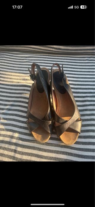 Sandalias negras tacón cuña