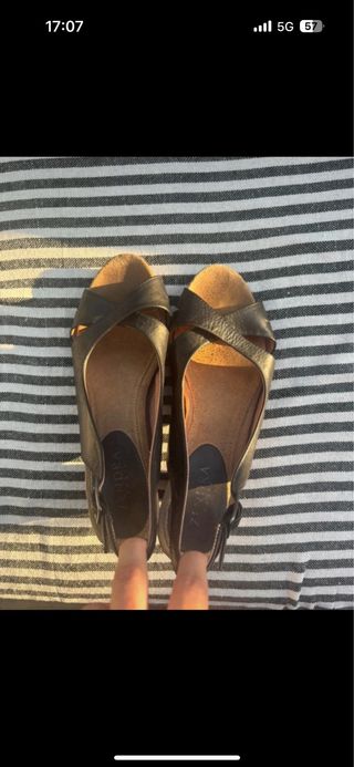 Sandalias negras tacón cuña