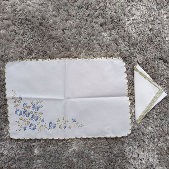 Mantel y servilleta bordados
