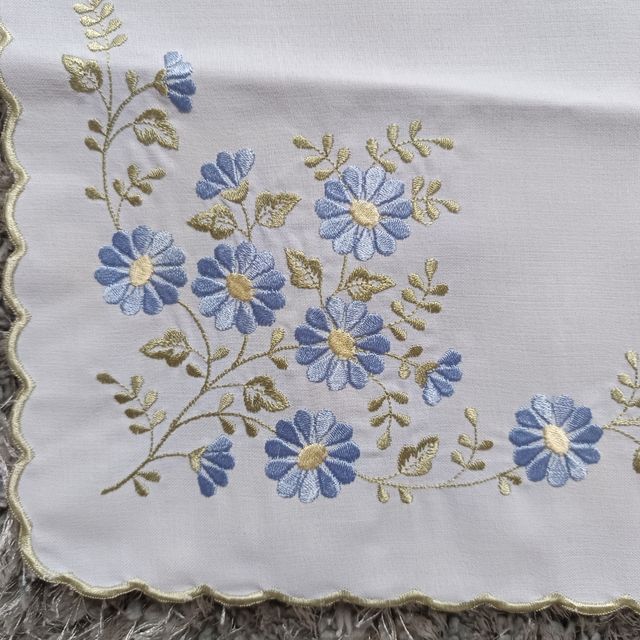 Mantel y servilleta bordados