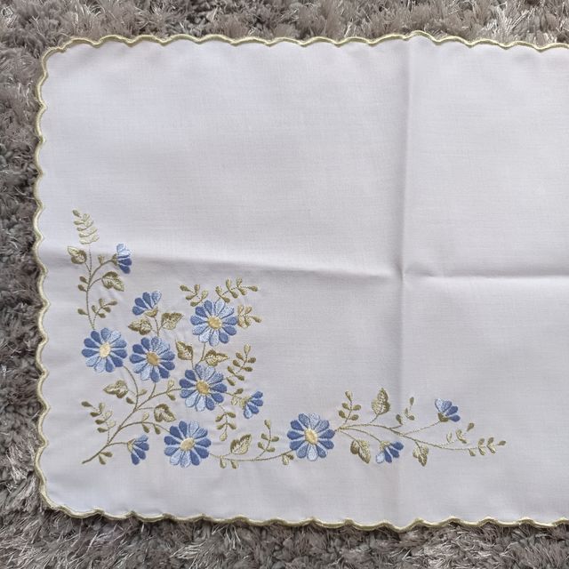 Mantel y servilleta bordados