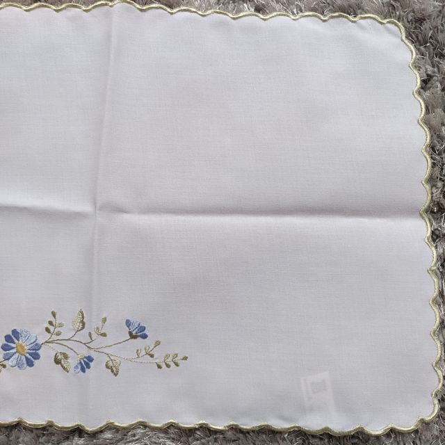 Mantel y servilleta bordados