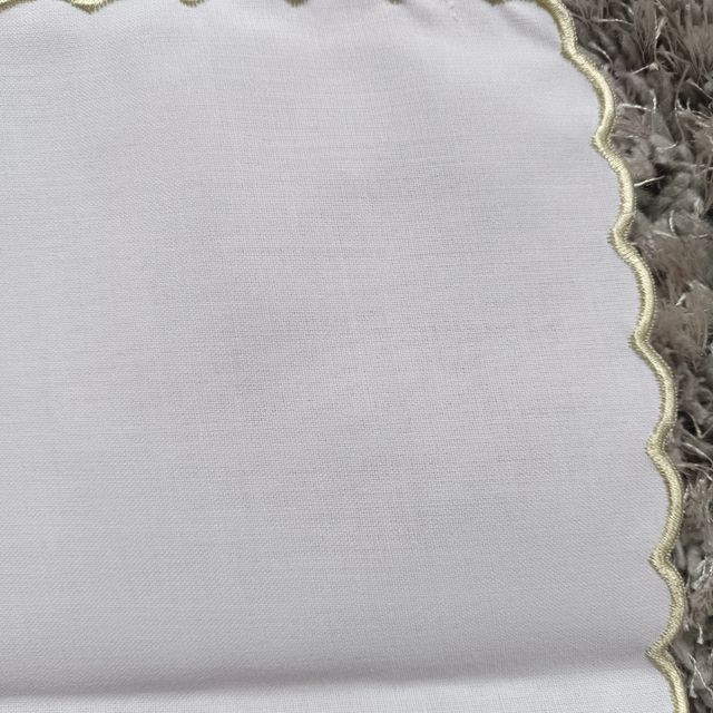 Mantel y servilleta bordados