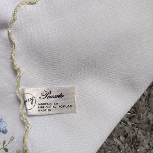 Mantel y servilleta bordados