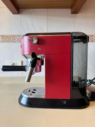 Cafetera espresso DeLonghi roja