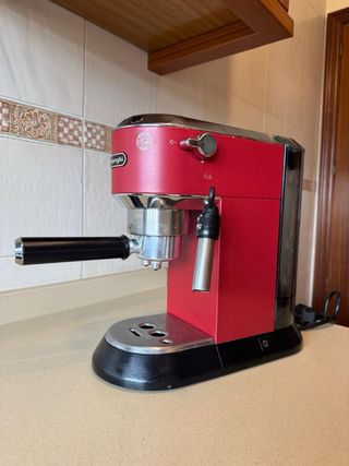 Cafetera espresso DeLonghi roja