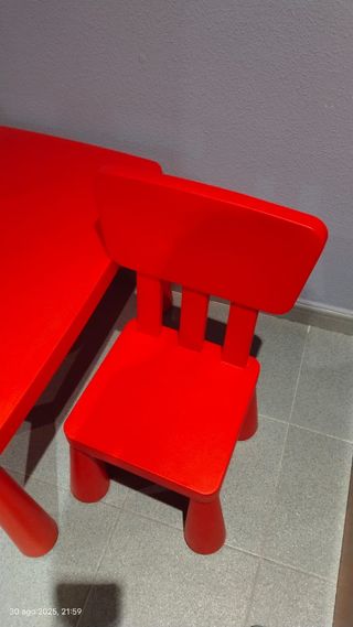 Mesa infantil roja con sillas azules