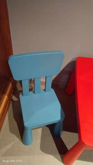 Mesa infantil roja con sillas azules
