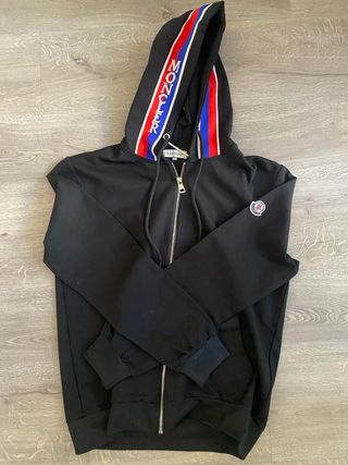 Chaqueta Moncler negra con capucha