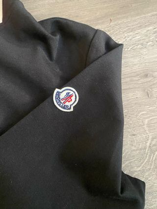 Chaqueta Moncler negra con capucha