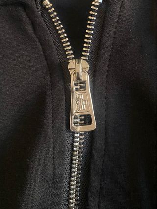 Chaqueta Moncler negra con capucha