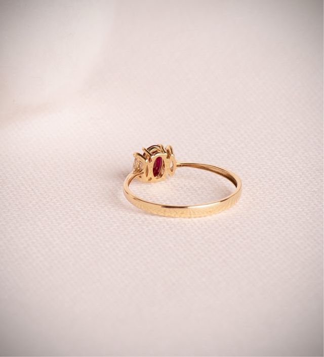 Anillo oro 18 KT rubí 0.55qt y diamantes 0.13qt