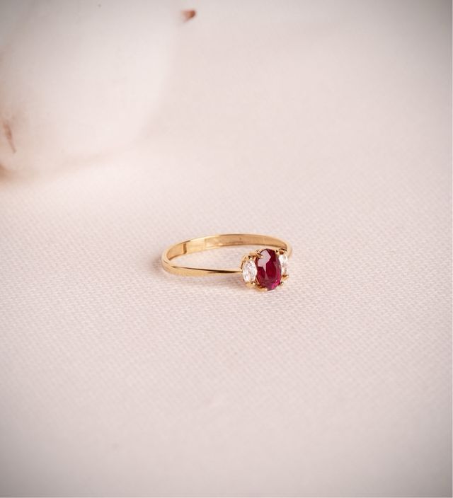 Anillo oro 18 KT rubí 0.55qt y diamantes 0.13qt