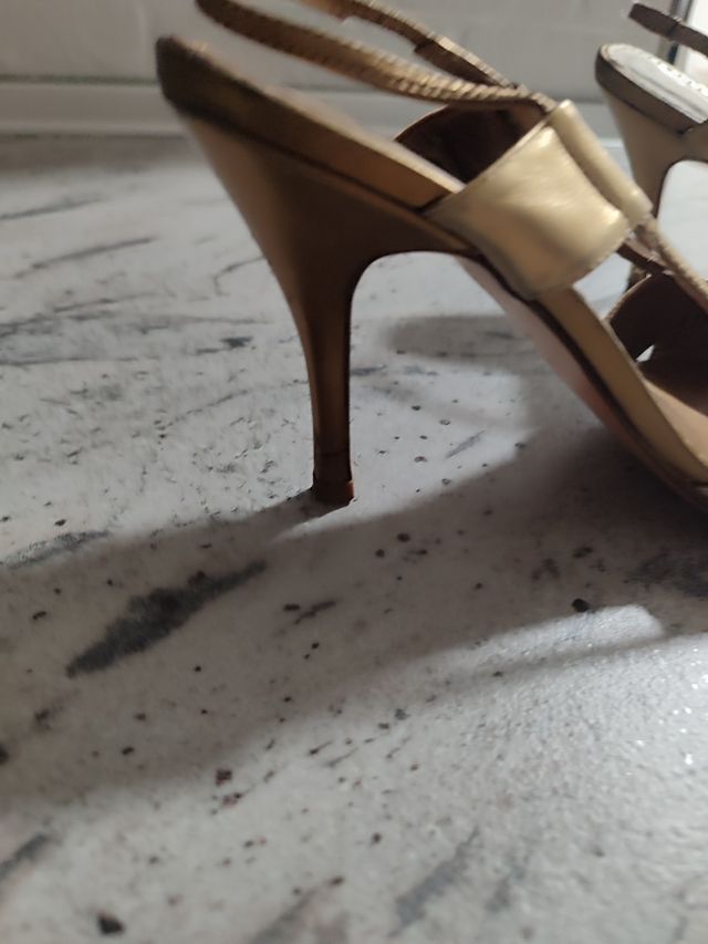 Zapatos Lodi dorados beige
