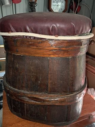 Sgabello antico in legno e pelle