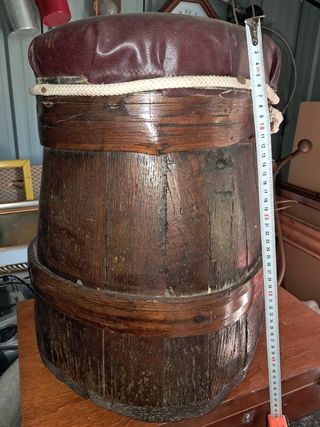 Sgabello antico in legno e pelle