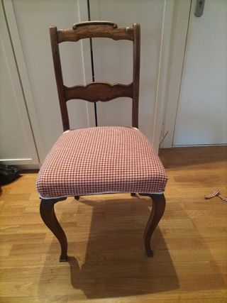 Silla antigua de madera. Tapizada