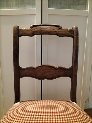 Silla antigua de madera. Tapizada