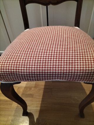 Silla antigua de madera. Tapizada
