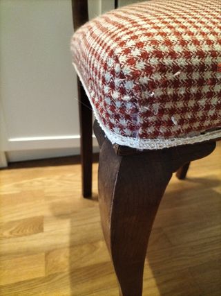 Silla antigua de madera. Tapizada
