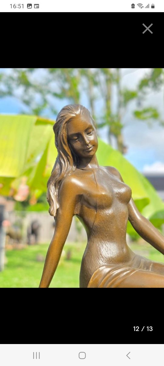 Escultura bronce mujer