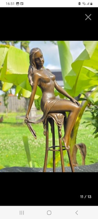 Escultura bronce mujer
