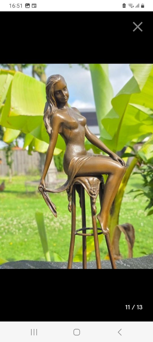 Escultura bronce mujer