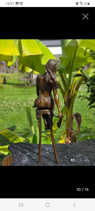 Escultura bronce mujer