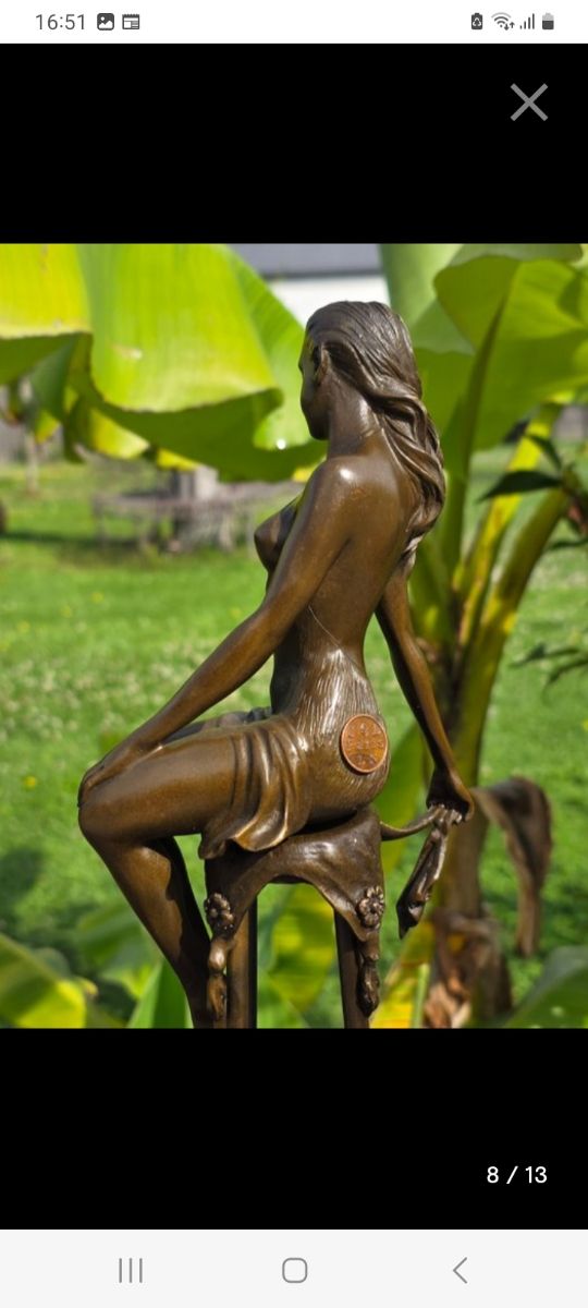 Escultura bronce mujer