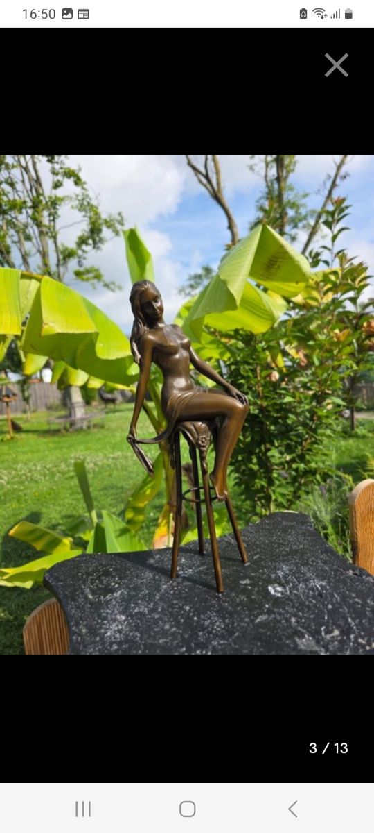 Escultura bronce mujer