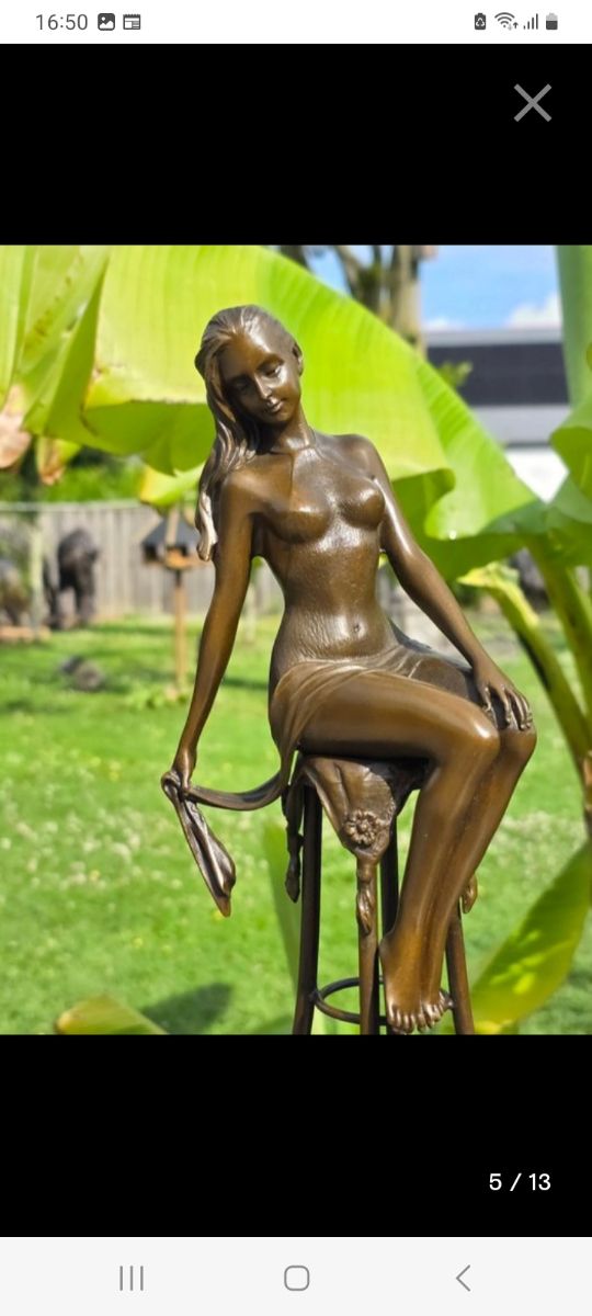 Escultura bronce mujer