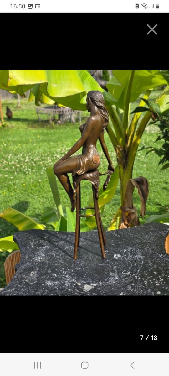 Escultura bronce mujer