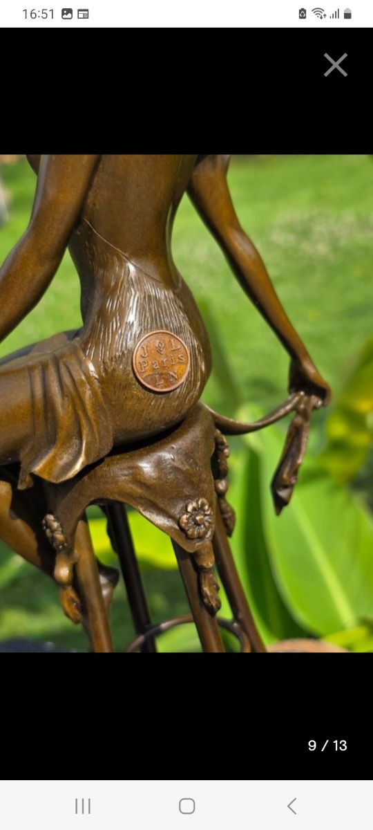 Escultura bronce mujer