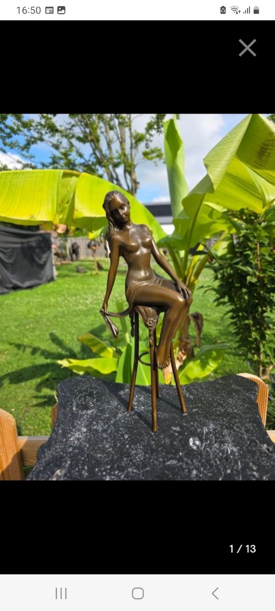Escultura bronce mujer