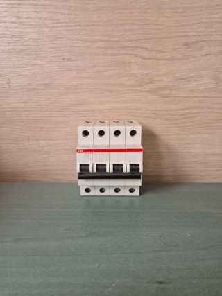 Interruptor ABB C16 trifásico