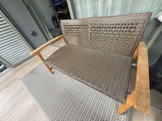 Banco de madera marrón trenzado