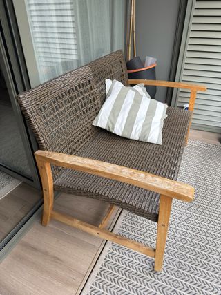 Banco de madera marrón trenzado