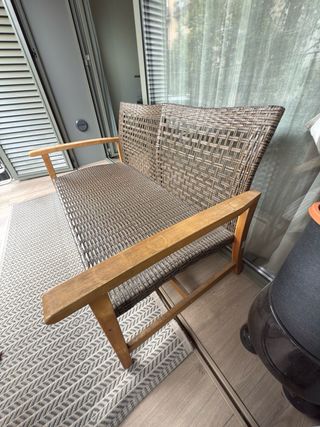 Banco de madera marrón trenzado