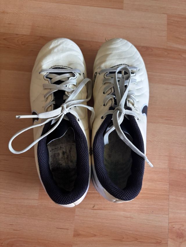 Botas fútbol Nike beige y negras