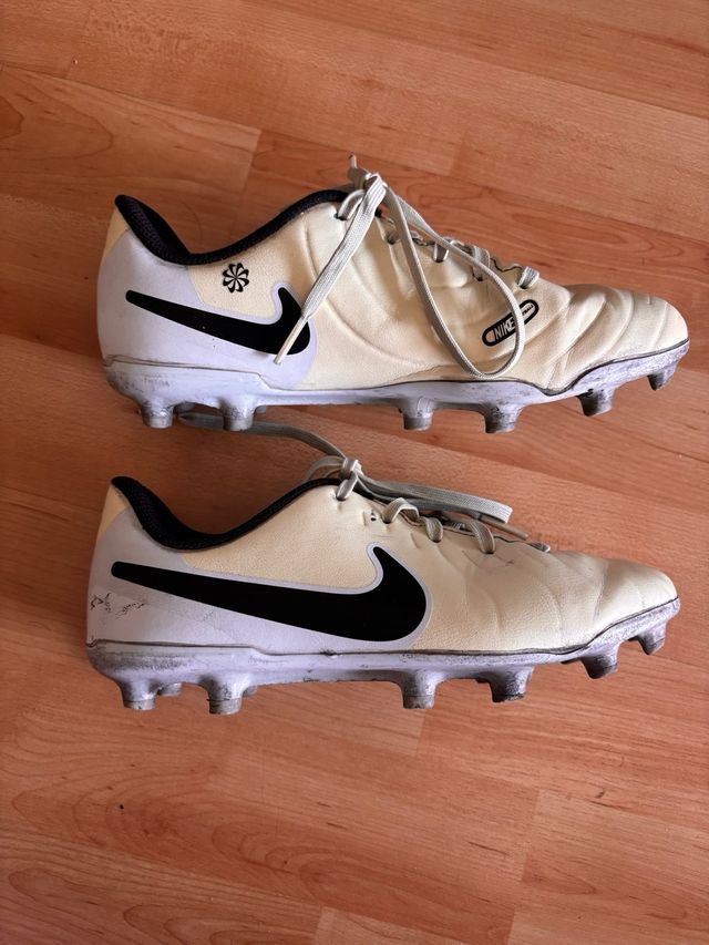 Botas fútbol Nike beige y negras