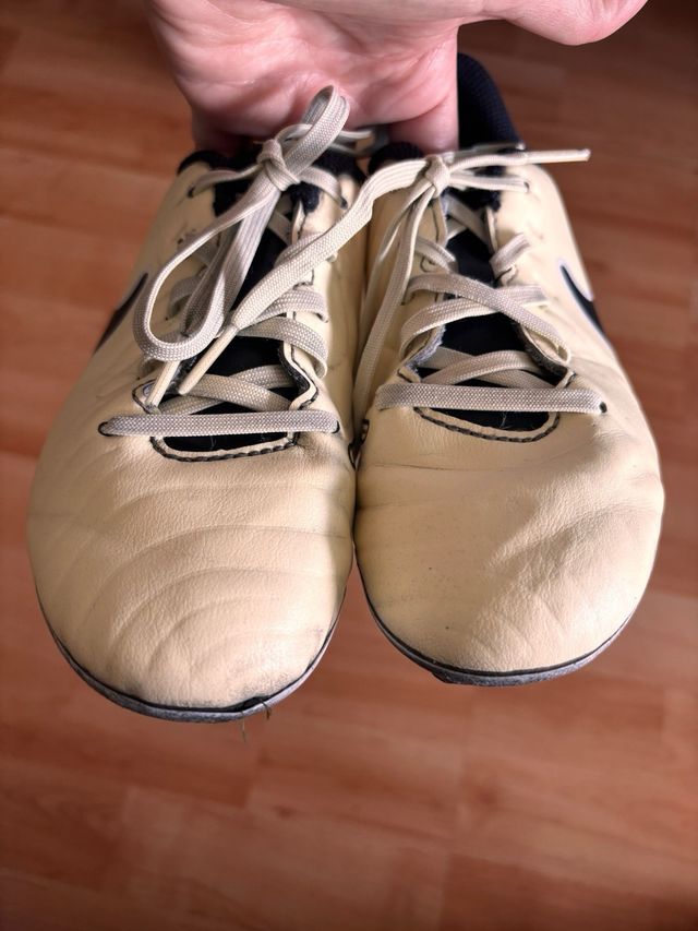 Botas fútbol Nike beige y negras