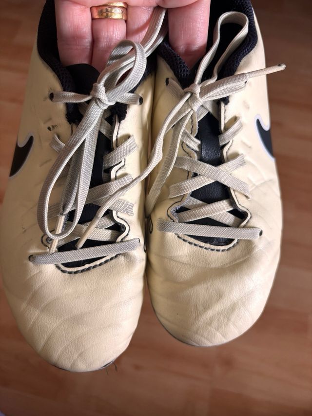 Botas fútbol Nike beige y negras