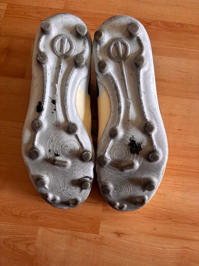 Botas fútbol Nike beige y negras