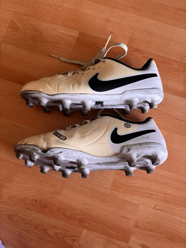 Botas fútbol Nike beige y negras