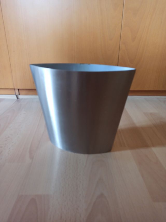 Jarrón metálico plateado