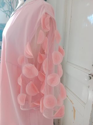 Blusa rosa palo con mangas  en tul. - Talla 44