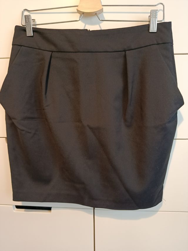 Mini Falda Negra ligeramente abullonada